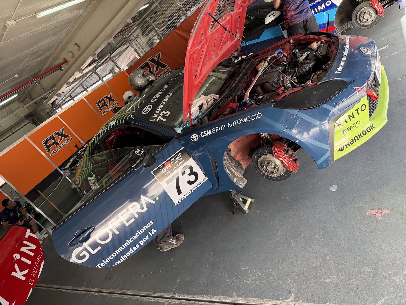 El coche 73 con el capó abierto y las marcas CSM y Glofera
