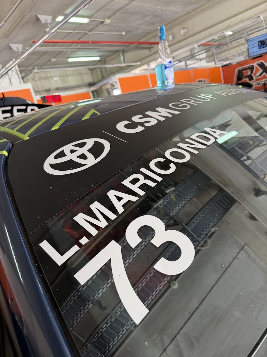 Capó del coche 73 con el logo de CSM