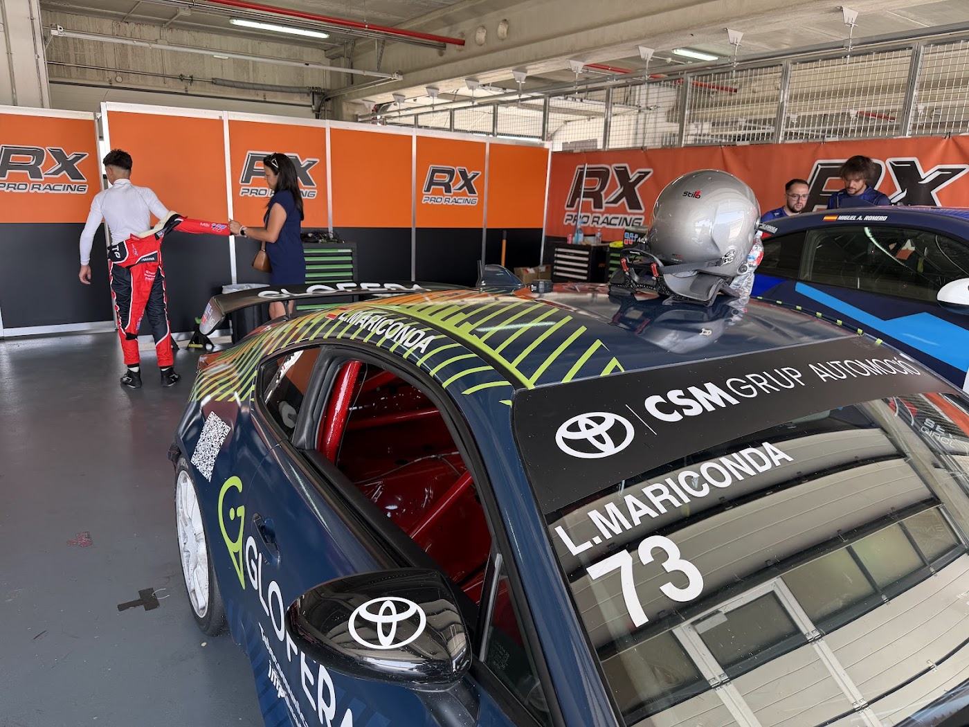 El coche 73 con CSM Grup Automoció en la luna, dentro del box