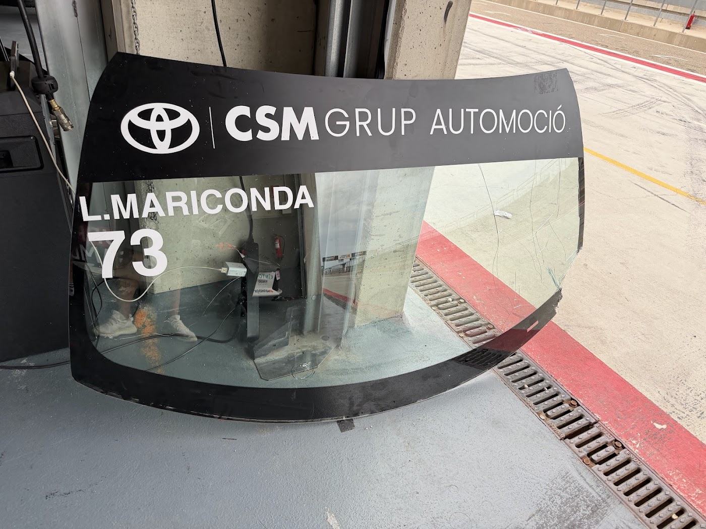 Luna trasera con CSM Grup Automoció y el nombre de Lucas