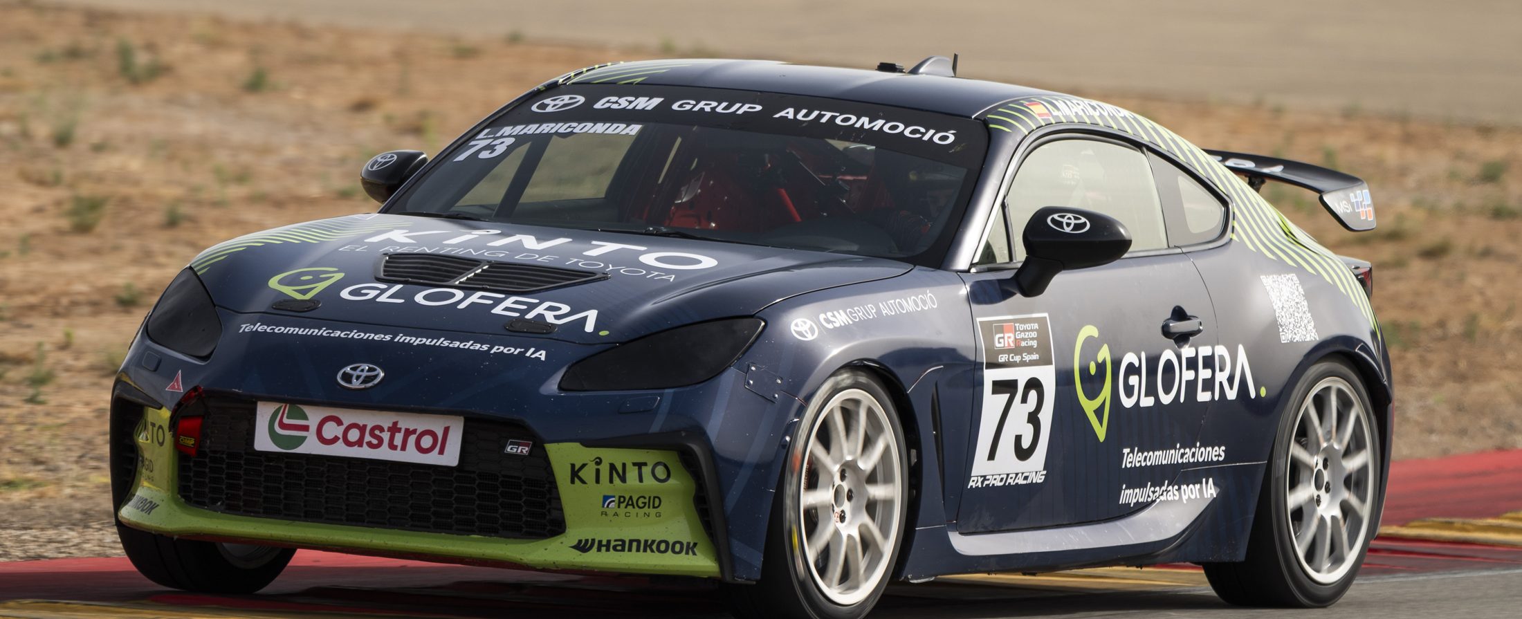 El Toyota GR86 número 73 de Lucas en pista, con las zonas para patrocinadores marcadas