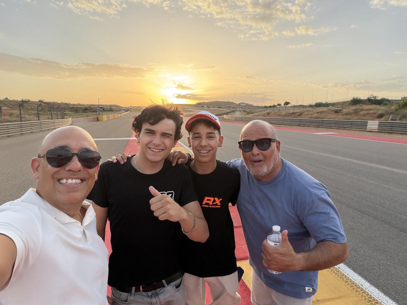Lucas y su equipo en el circuito al atardecer