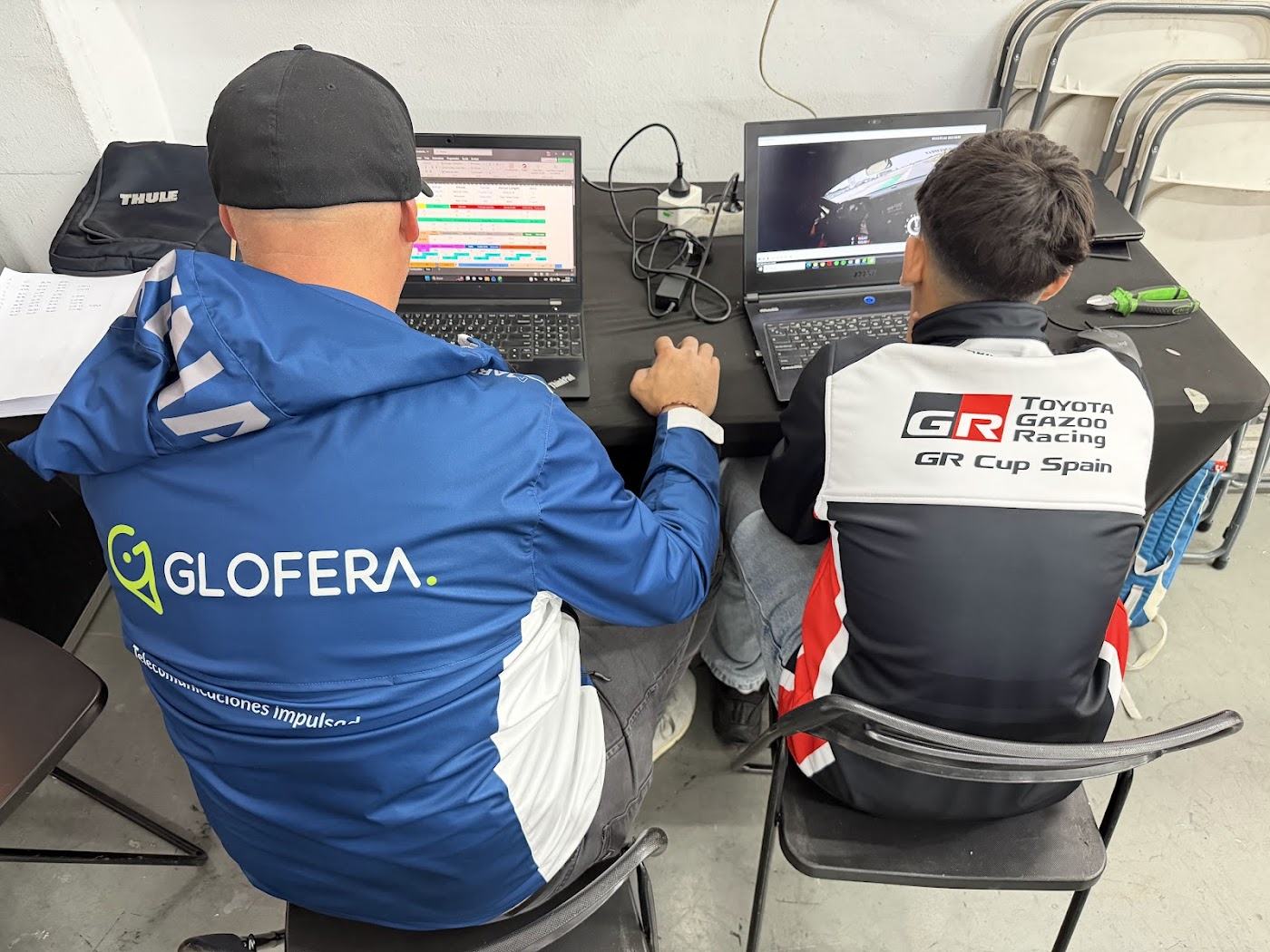 Una persona de Glofera junto a Lucas mirando la telemetría