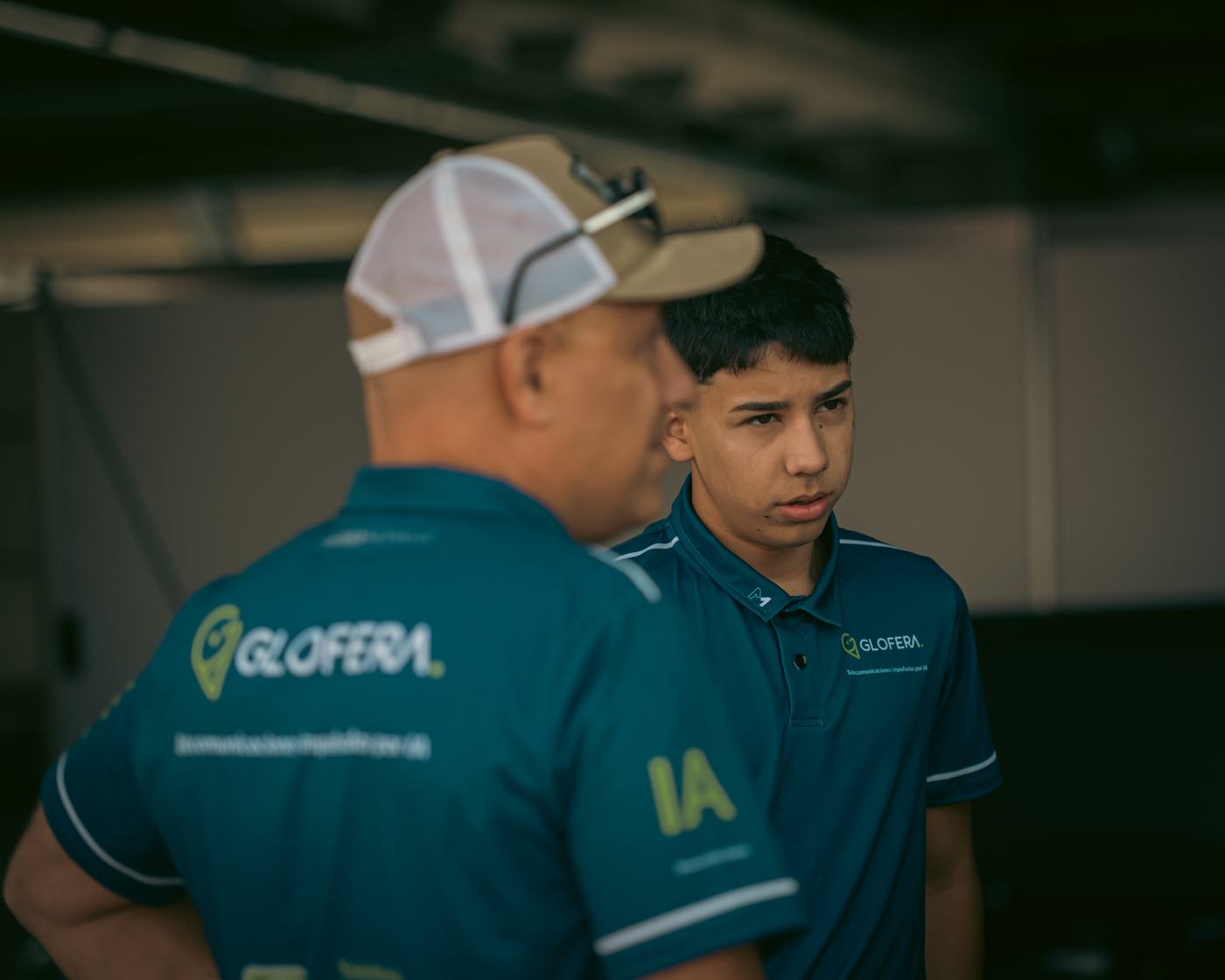 Lucas hablando con una persona de Glofera antes de salir