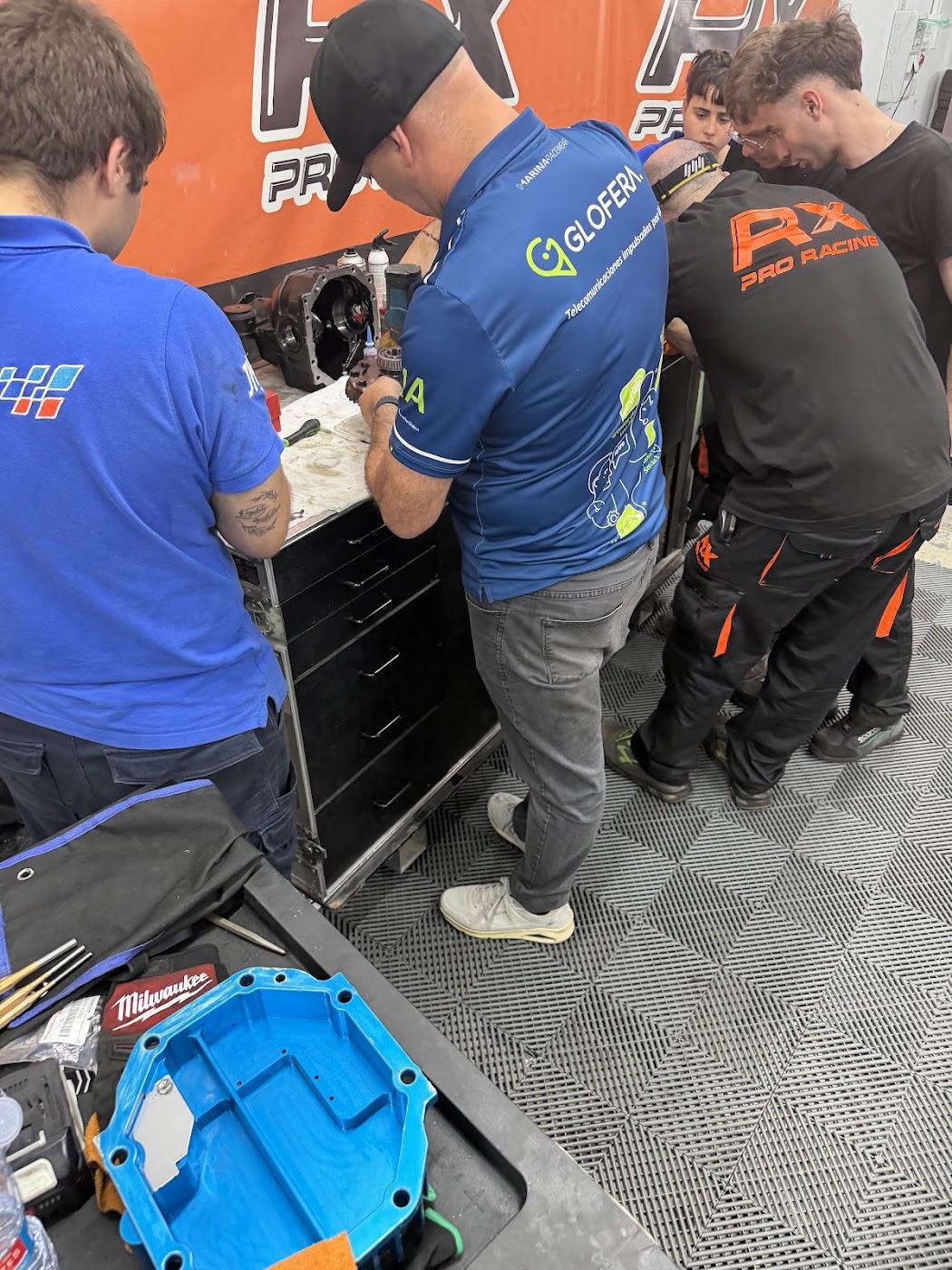 Gente de Glofera dentro del box con los mecánicos
