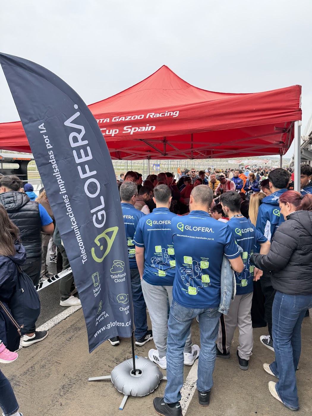 Carpa de Glofera en el circuito con su equipo