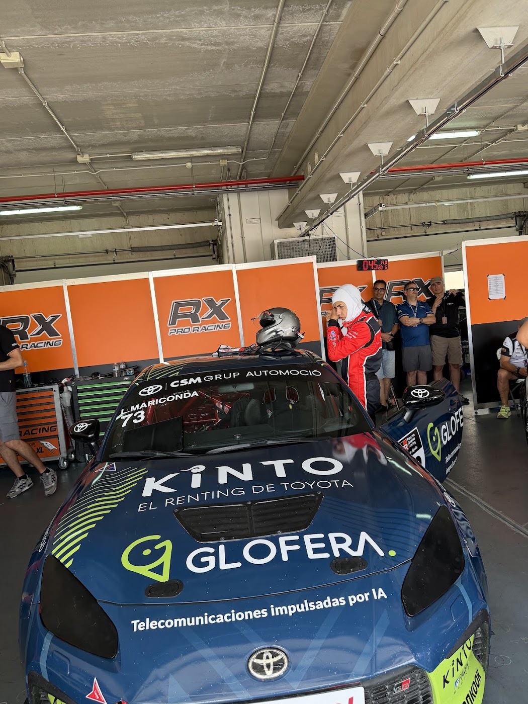 El coche 73 con la marca Glofera en el box