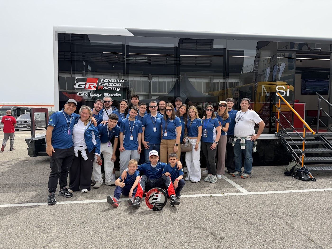 La plantilla de Glofera con Lucas en el paddock de la GR Cup