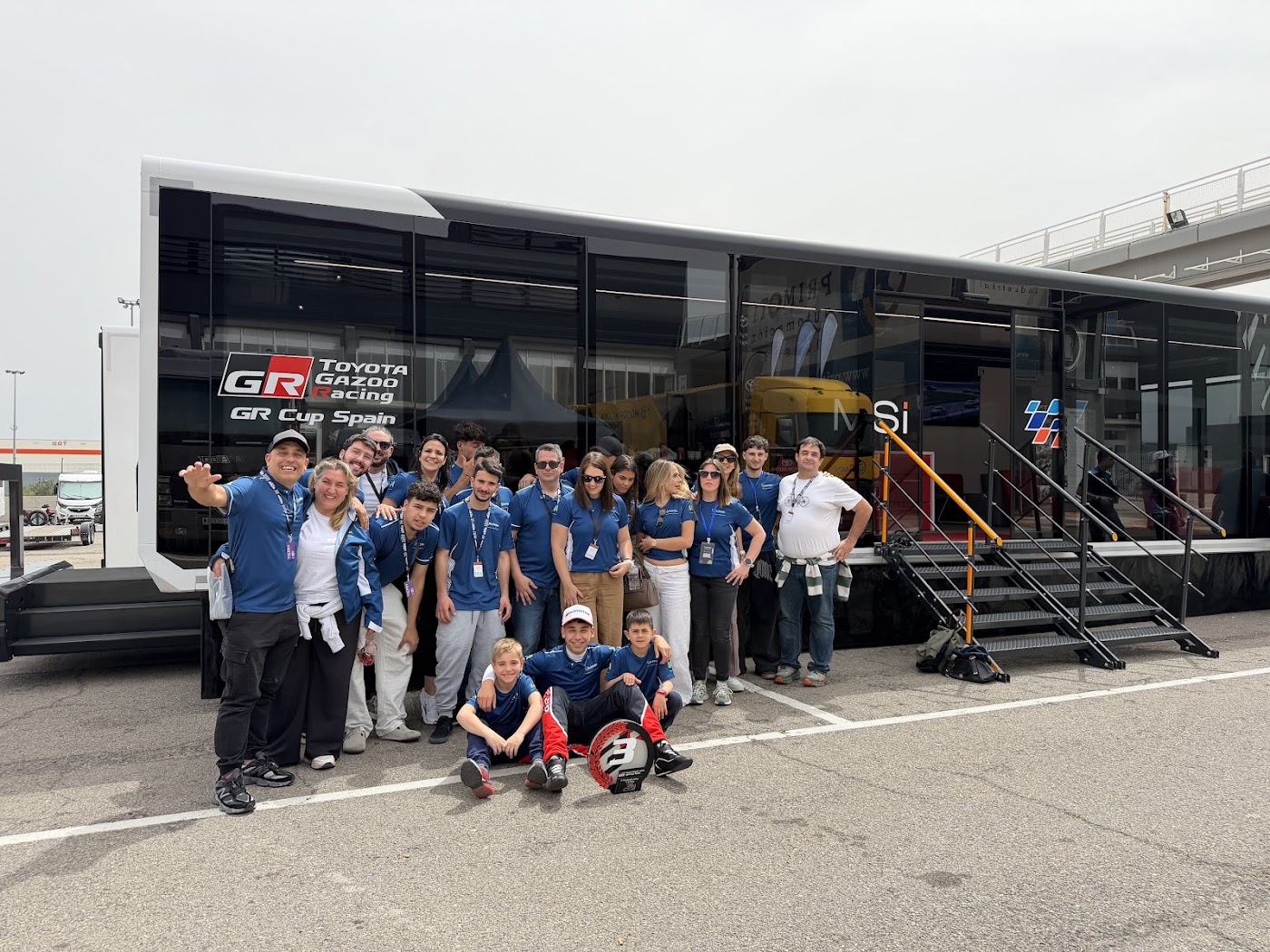 El equipo de Glofera al completo junto al camión de Toyota Gazoo Racing