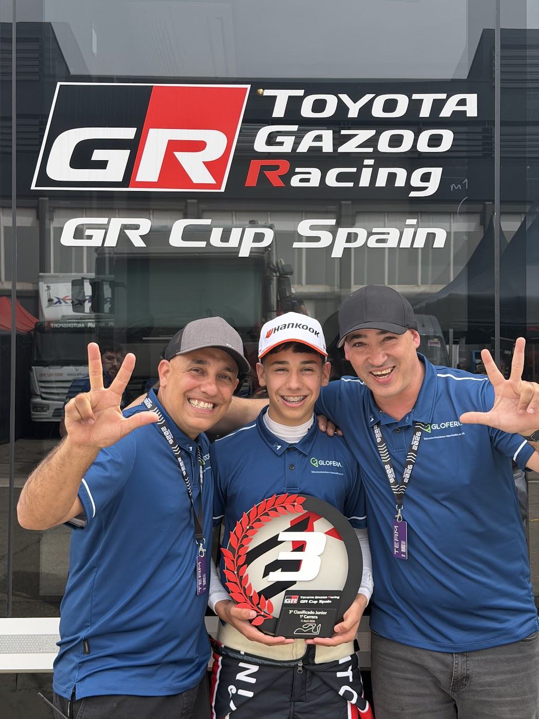 Lucas con dos personas de Glofera y su casco