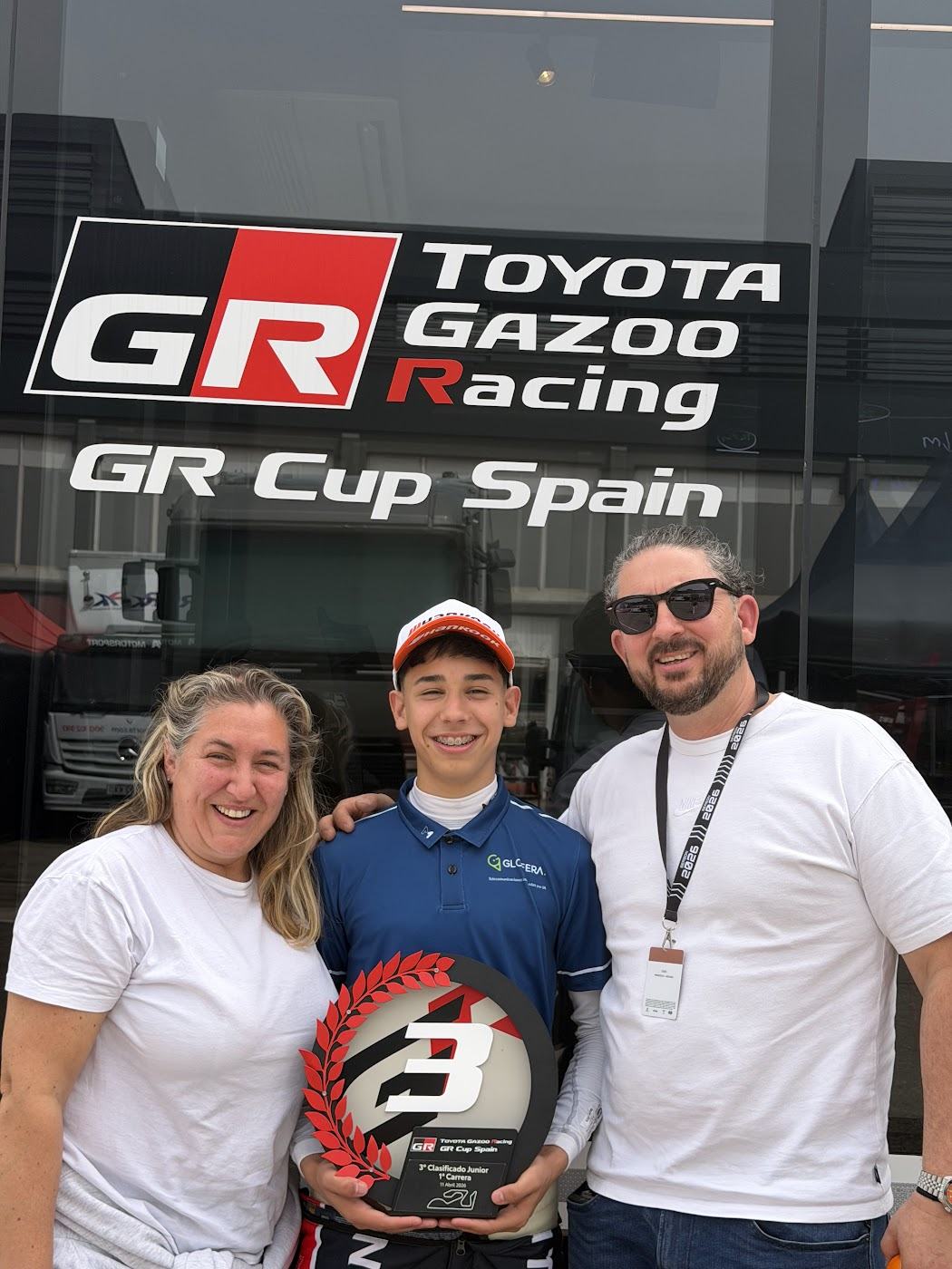 Invitados de Glofera con Lucas en el paddock