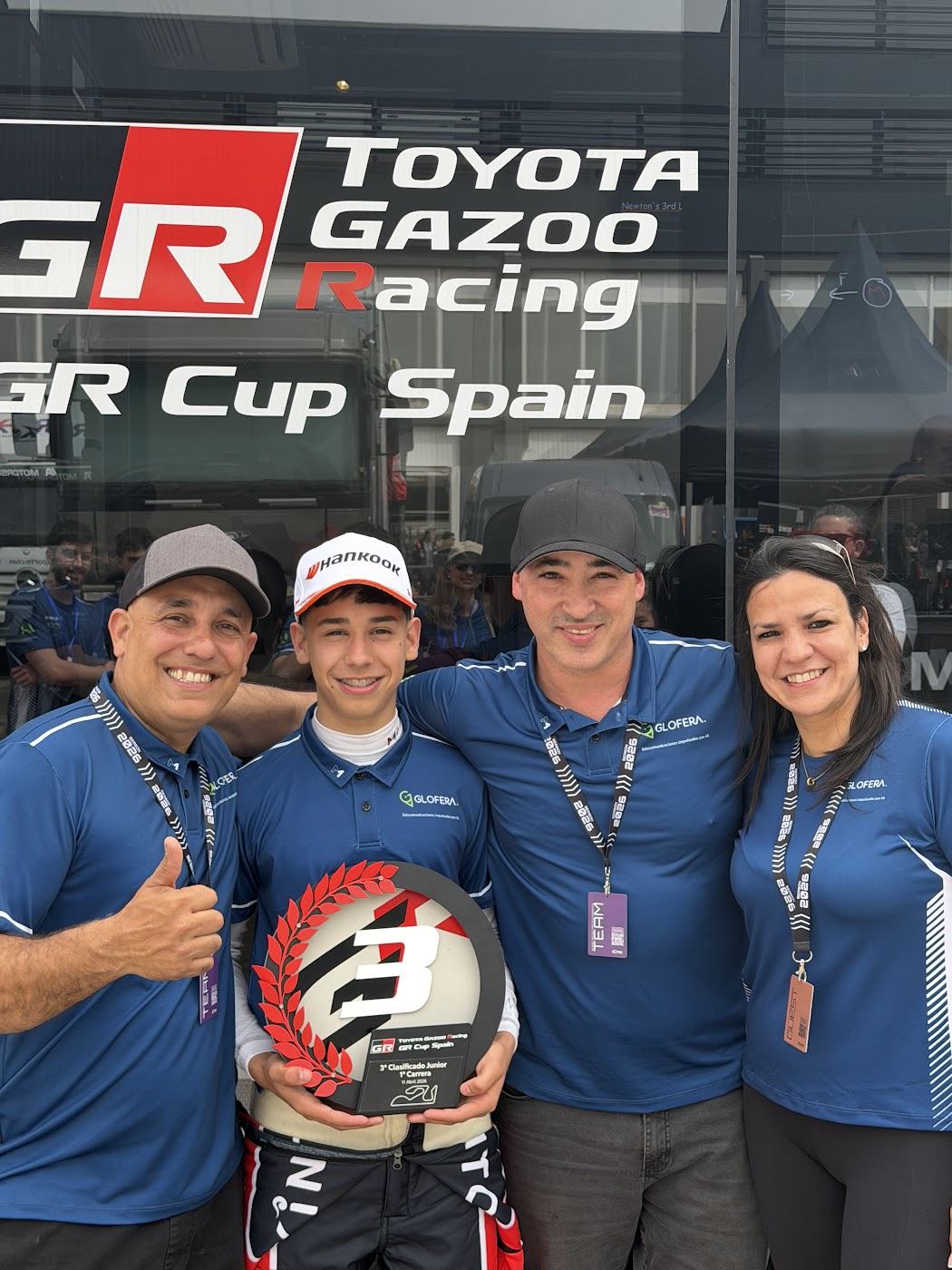 Invitados de Glofera con Lucas en el paddock