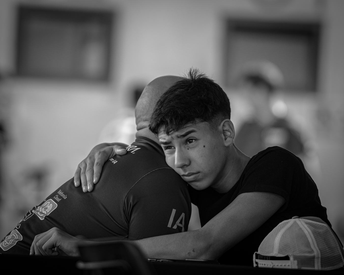 Lucas abrazado por su equipo tras una carrera