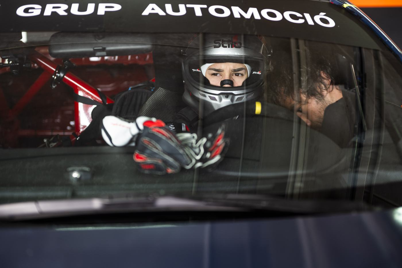 Lucas con casco dentro del coche